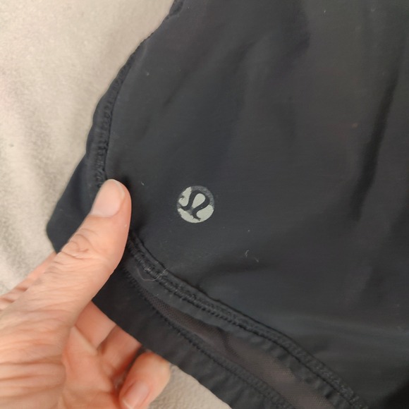 Lululemon Hotty Hot Shorts Womens 6 Black Mesh Trim Running Gym FLAWED - Picture 7 of 8